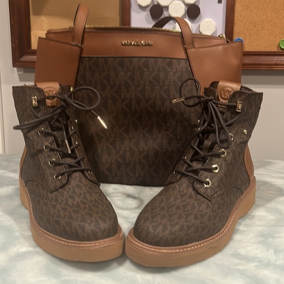 MK used brown and tan boot and purse set size 9 - Picture 6 of 10